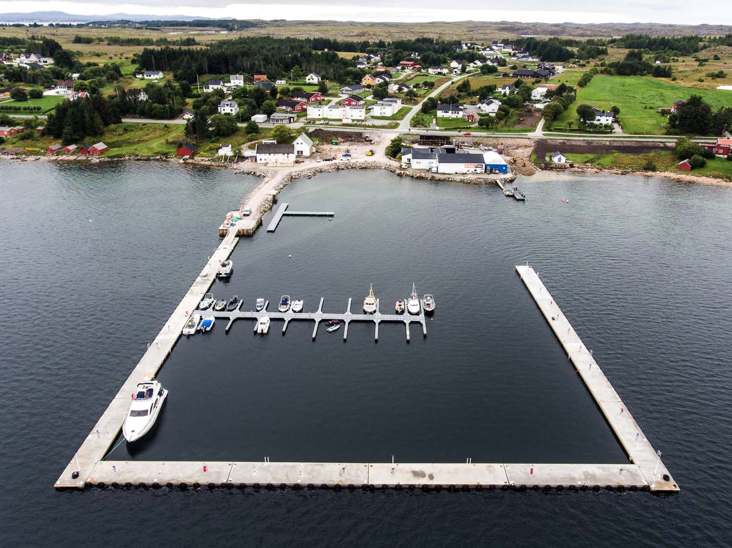 Helgelandsbrygger i vannet ved Rabben Marina